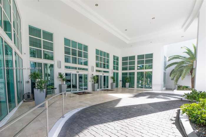 photo 2: 951 Brickell Ave Unit 3303, Miami FL 33131