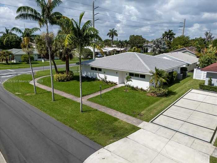 photo 2: 150 SE 3rd Ave, Dania Beach FL 33004