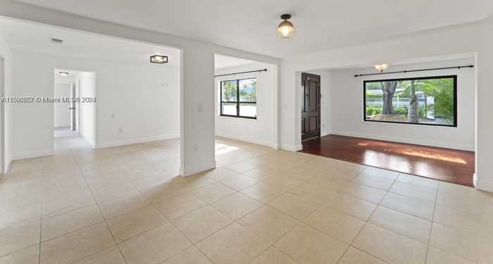 photo 1: 10670 SW 87th Ave, Miami FL 33176