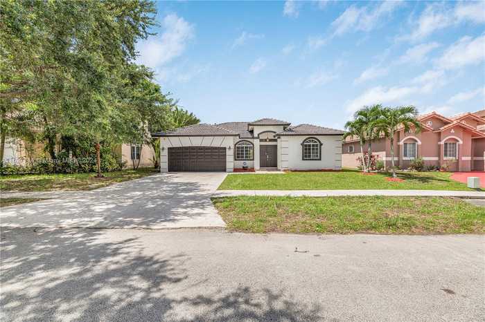 photo 2: 16094 SW 150th St, Miami FL 33196