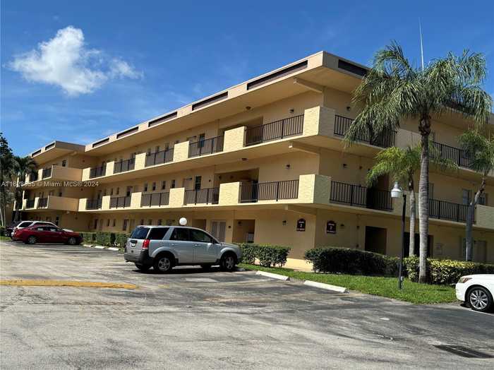 photo 2: 251 Berkley Rd Unit 304, Hollywood FL 33024