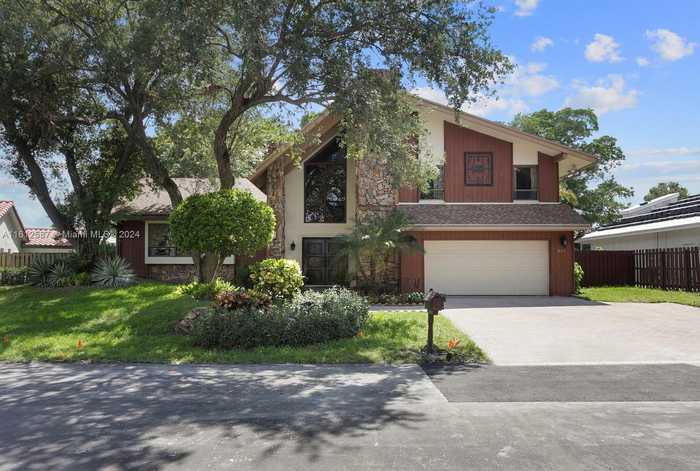 photo 2: 863 W Coco Plum Cir, Plantation FL 33324