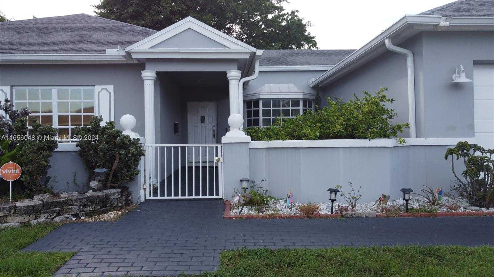 photo 3: 4511 Queen Palm Ln, Tamarac FL 33319