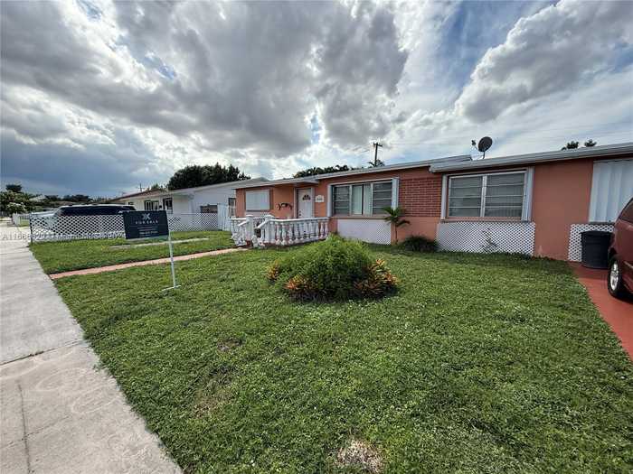 photo 1: 4164 W 6th Ave, Hialeah FL 33012