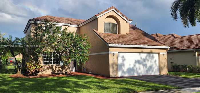 photo 1: 2825 Oak Park Cir, Davie FL 33328