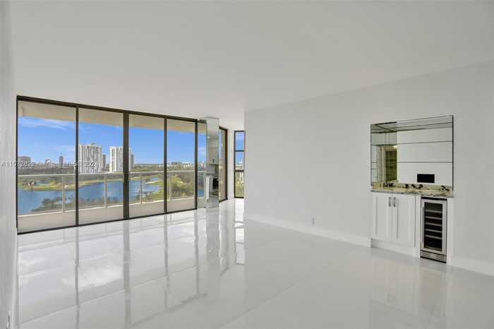 photo 2: 20281 E Country Club Dr Unit 1011, Aventura FL 33180