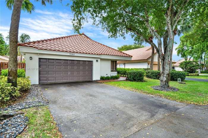 photo 1: 9380 NW 18th Pl, Plantation FL 33322