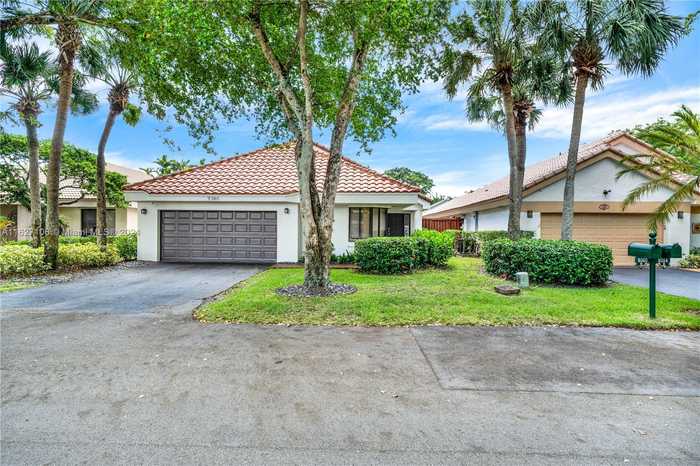 photo 2: 9380 NW 18th Pl, Plantation FL 33322