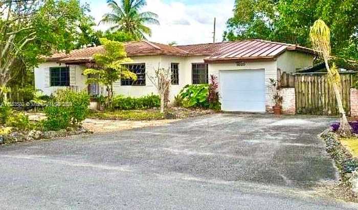 photo 1: 6090 SW 38th St, Miami FL 33155