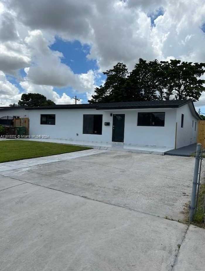 photo 1: 1260 W 32nd St, Hialeah FL 33012