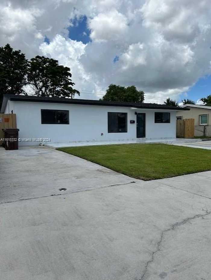 photo 2: 1260 W 32nd St, Hialeah FL 33012