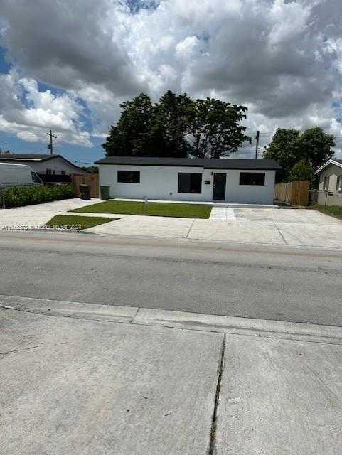 photo 3: 1260 W 32nd St, Hialeah FL 33012