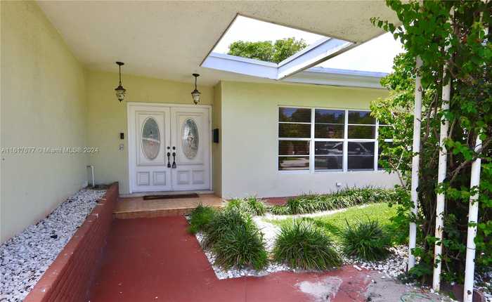 photo 1: 19620 NE 22nd Ave, Miami FL 33180