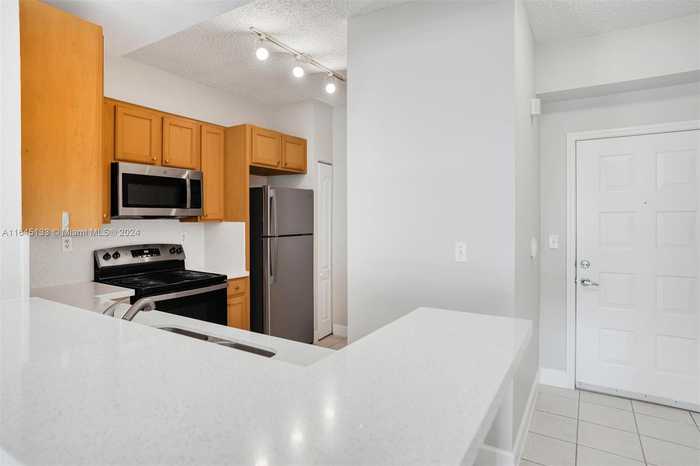 photo 2: 6001 SW 70th St Unit 640, South Miami FL 33143