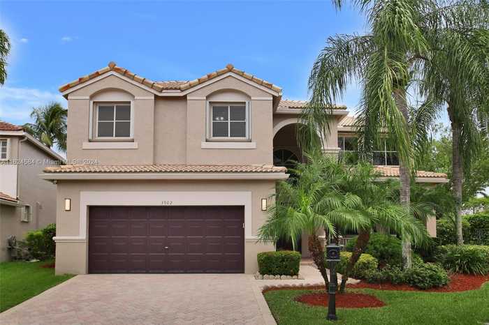 photo 2: 3962 Pinewood Ln, Weston FL 33331