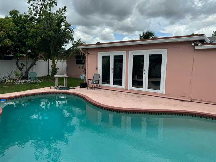 photo 1: 4000 NW 38th Ave, Lauderdale Lakes FL 33309