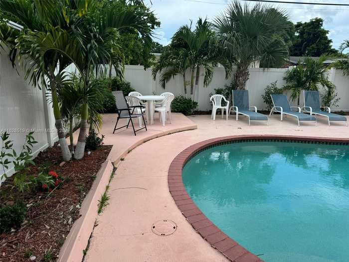 photo 2: 4000 NW 38th Ave, Lauderdale Lakes FL 33309