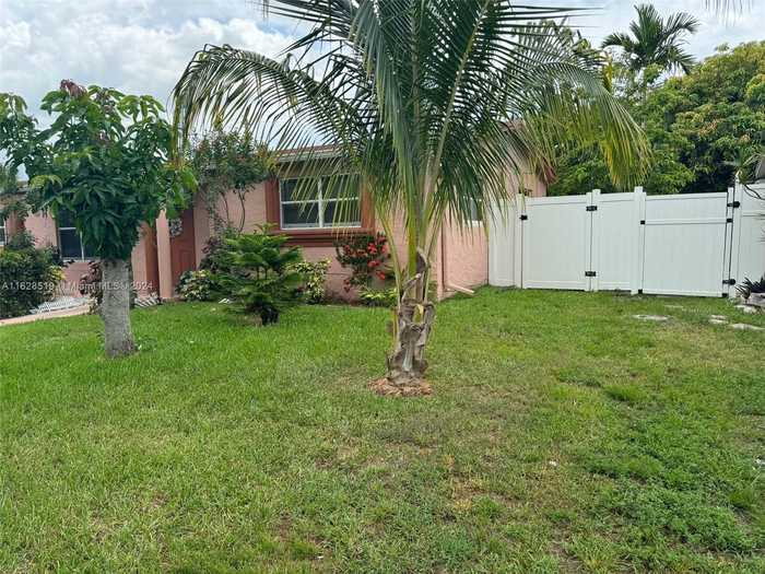 photo 9: 4000 NW 38th Ave, Lauderdale Lakes FL 33309