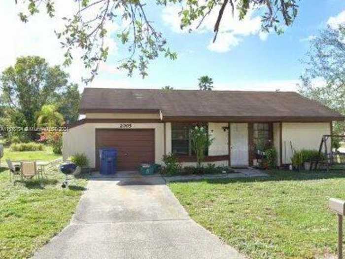 photo 2: 2005 MARINER CT, La Belle FL 33935