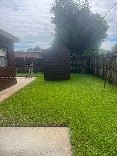 photo 3: 3332 NW 34th Street, Lauderdale Lakes FL 33309