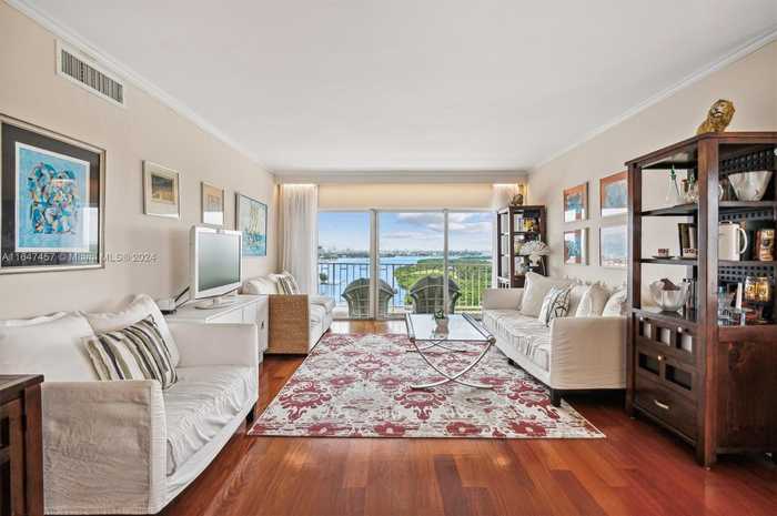 photo 2: 500 Bayview Dr Unit 2122, Sunny Isles Beach FL 33160