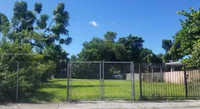 photo 2: 1922 NW 33rd St, Miami FL 33142