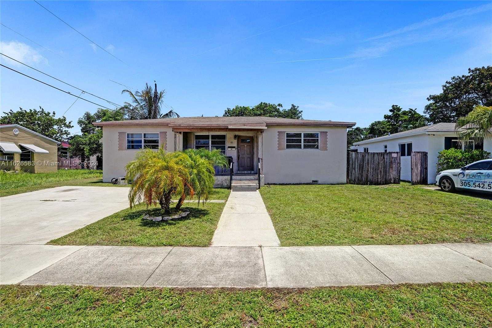 photo 1: 611 NE 171st St, North Miami Beach FL 33162