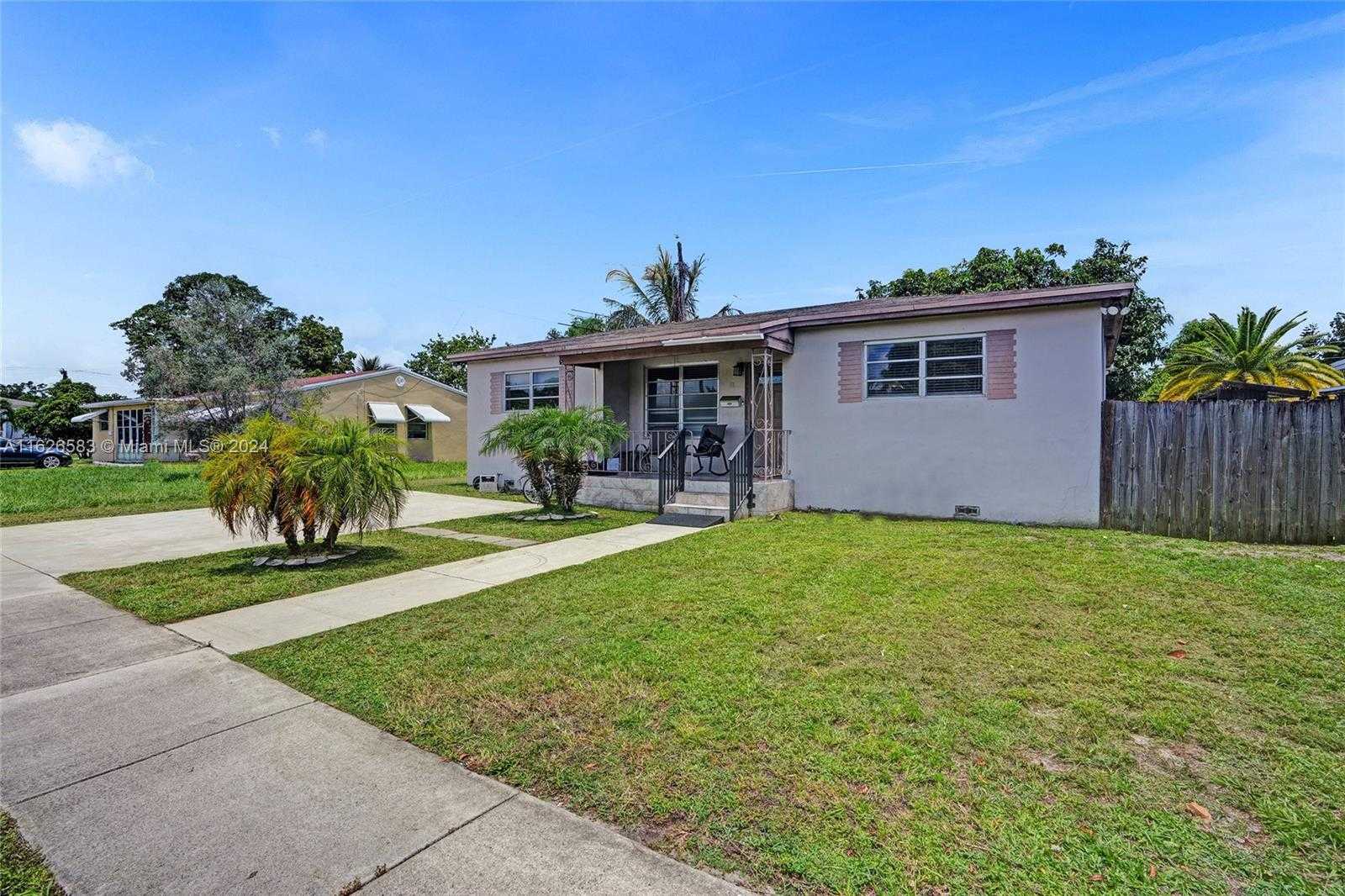 photo 2: 611 NE 171st St, North Miami Beach FL 33162