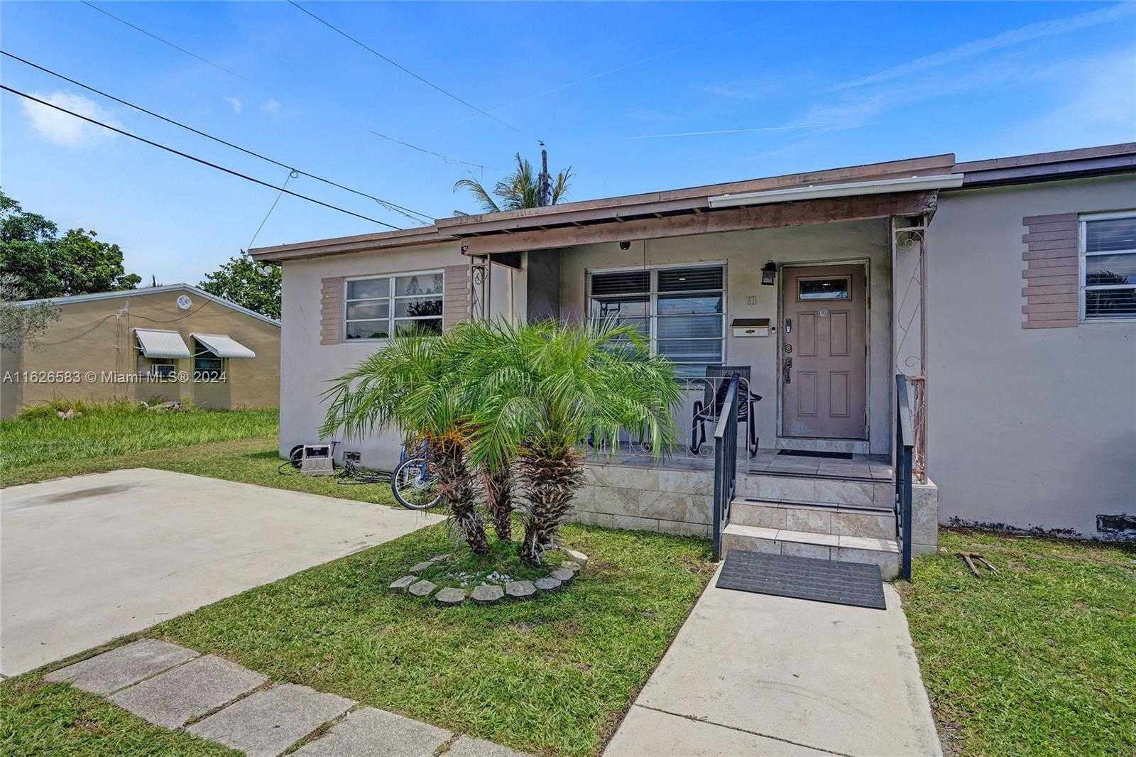 photo 3: 611 NE 171st St, North Miami Beach FL 33162