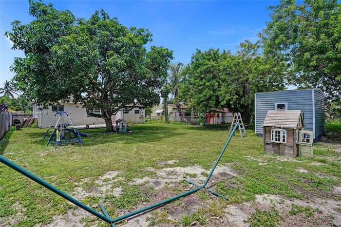 photo 43: 611 NE 171st St, North Miami Beach FL 33162