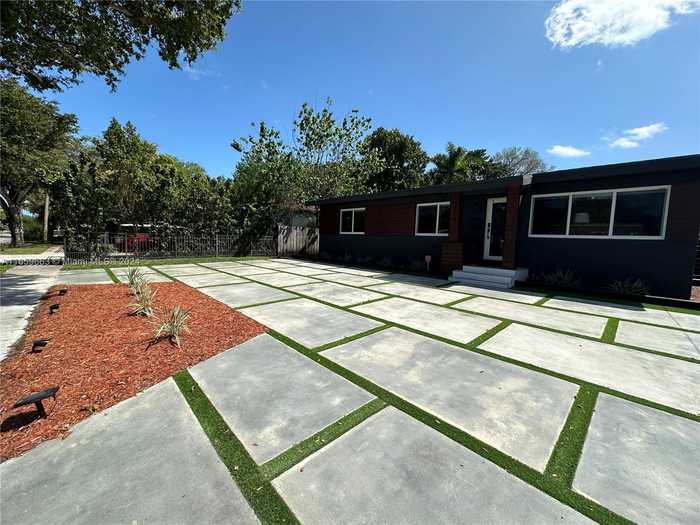 photo 1: 974 NE 145th St, North Miami FL 33161