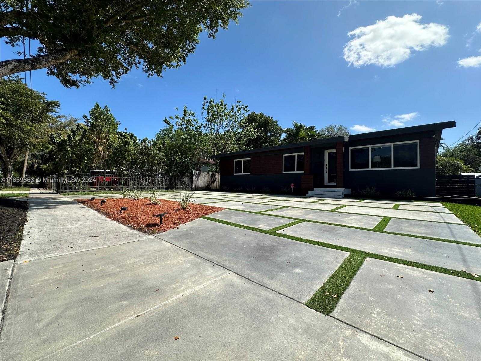 photo 3: 974 NE 145th St, North Miami FL 33161