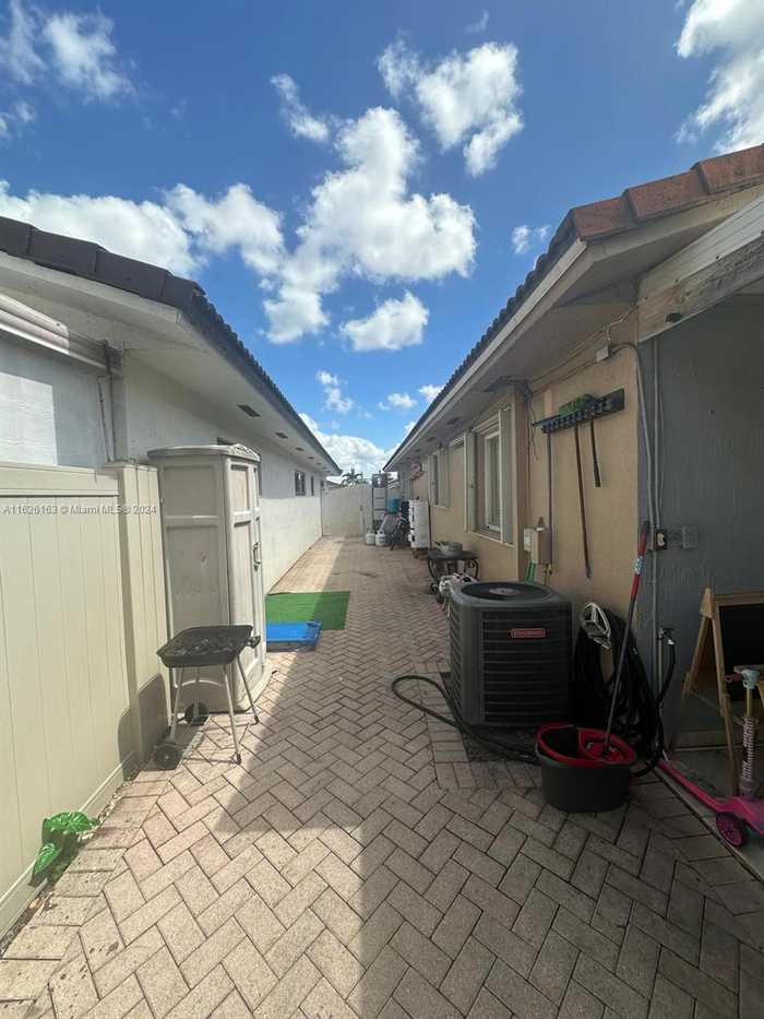 photo 32: 3178 W 77th Pl, Hialeah FL 33018