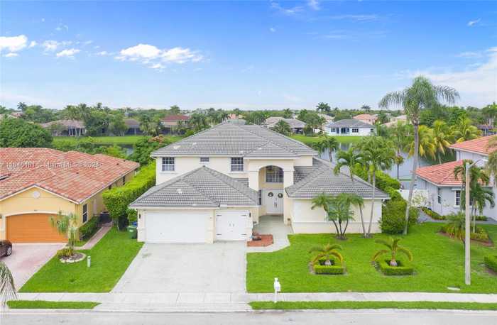 photo 1: 812 SW 159th Dr, Pembroke Pines FL 33027