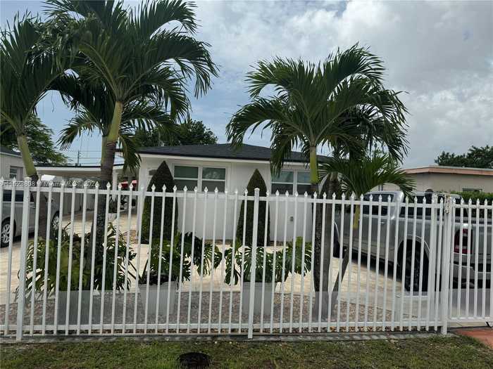 photo 1: 2512 NW 68th St, Miami FL 33147