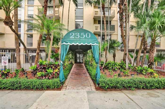 photo 2: 2350 NE 135th St Unit 404, North Miami FL 33181