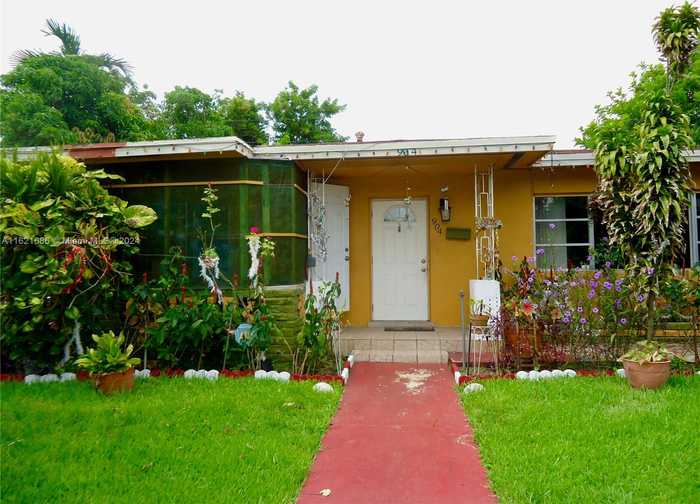 photo 2: 904 NE 164th St, North Miami Beach FL 33162