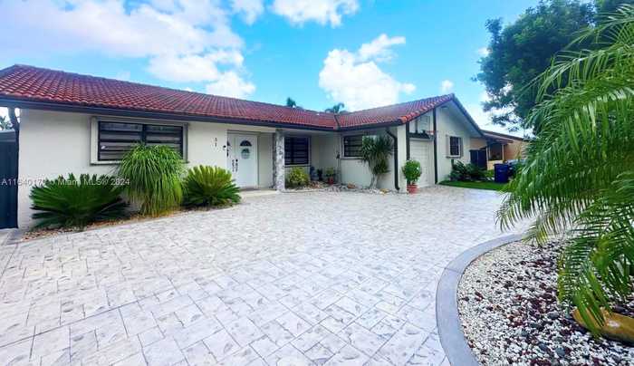 photo 1: 31 NW 133rd Pl, Miami FL 33182