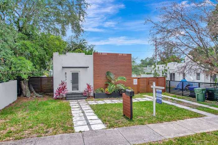 photo 33: 570 NW 48th St, Miami FL 33127