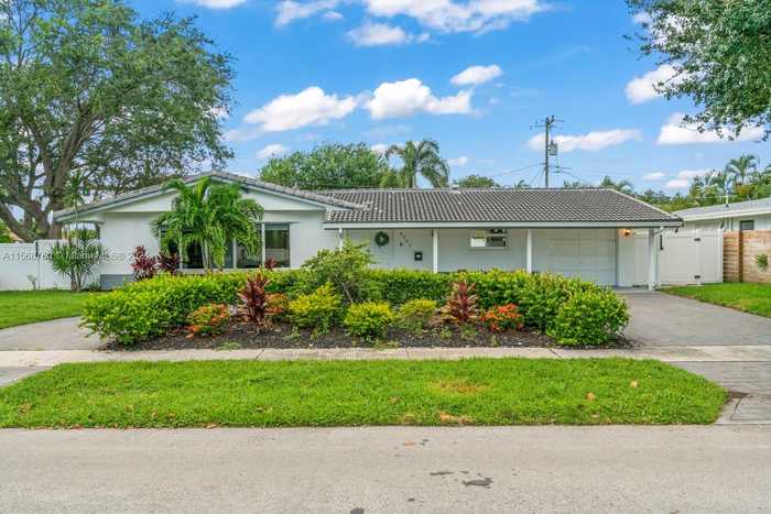 photo 2: 6201 NE 22nd Ave, Fort Lauderdale FL 33308