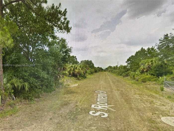 photo 1: 250 S Romero St, Clewiston FL 33440