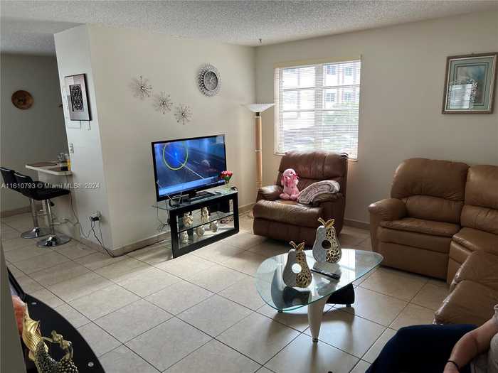 photo 2: 325 NW 72Av Unit 206, Unincorporated Dade County FL 33126