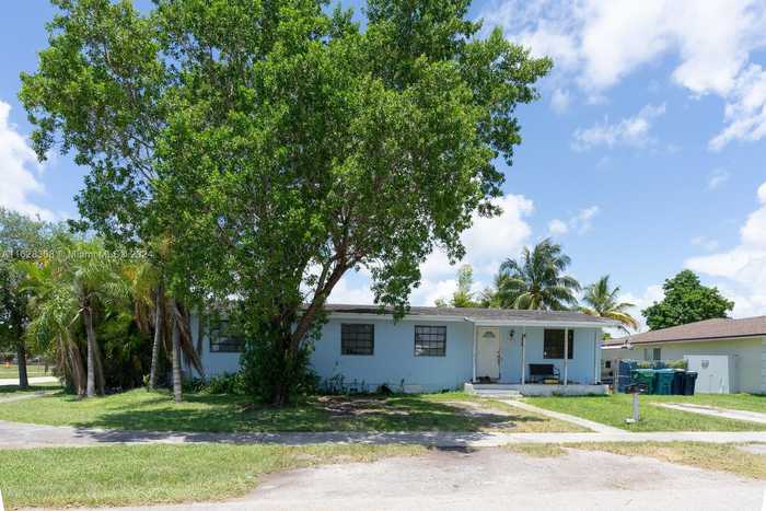 photo 2: 19930 Coral Sea Rd, Cutler Bay FL 33157