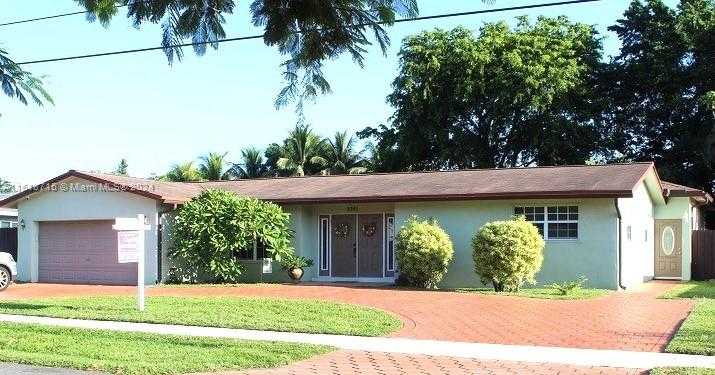 photo 1: 5361 SW 6th St, Plantation FL 33317