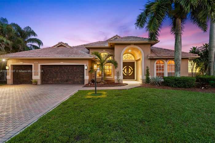 photo 1: 6682 Segovia Way, Pembroke Pines FL 33331