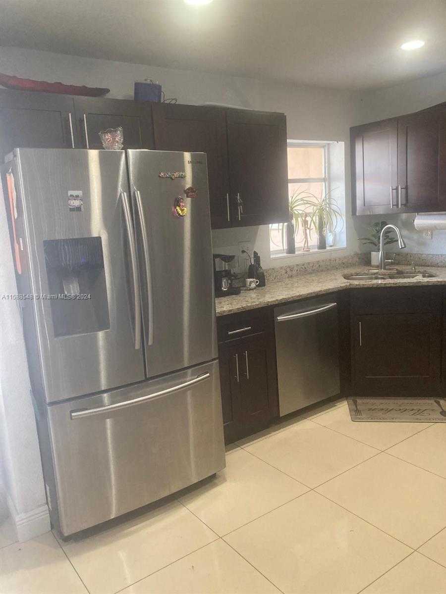 photo 3: 4450 NW 171st Ter, Miami Gardens FL 33055