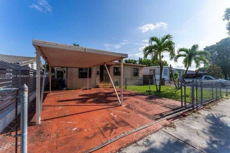 photo 3: 739 W 30th St, Hialeah FL 33012