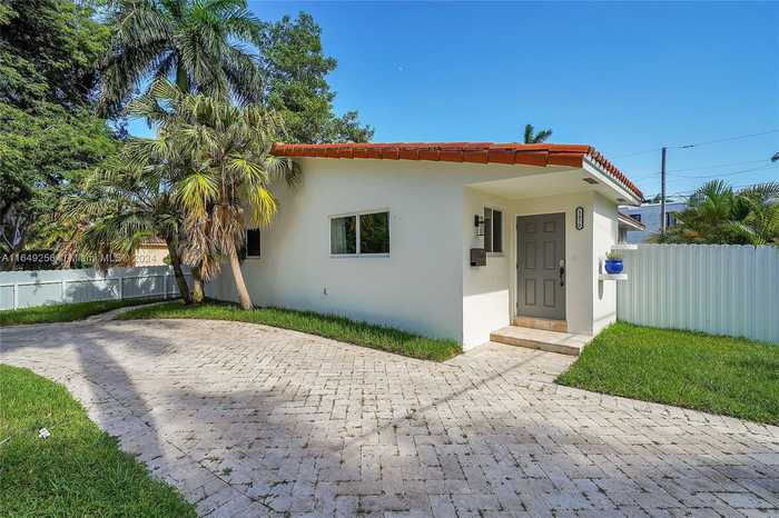 photo 2: 1070 Tyler St, Hollywood FL 33019