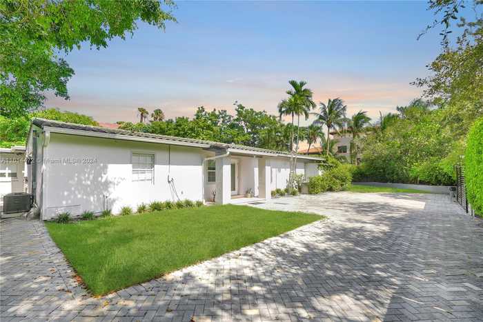 photo 1: 599 Glenridge Rd, Key Biscayne FL 33149