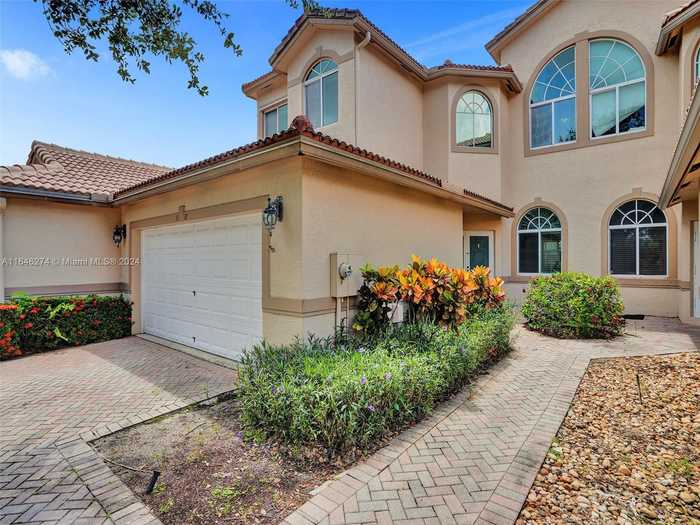 photo 1: 5127 E Madison Lakes Cir E, Davie FL 33328